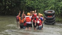 Briefing sebelum melakukan aktivitas river tubing dan body rafting.