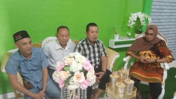 Video permintaan maaf Lurah Kemas Rindo usai viral warganya menangis ketakutan usai dimarahinya.