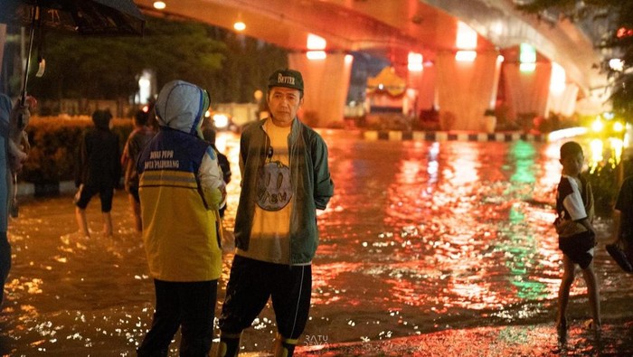 Wali Kota Palembang Ratu Dewa meninjau lokasi banjir di Palembang