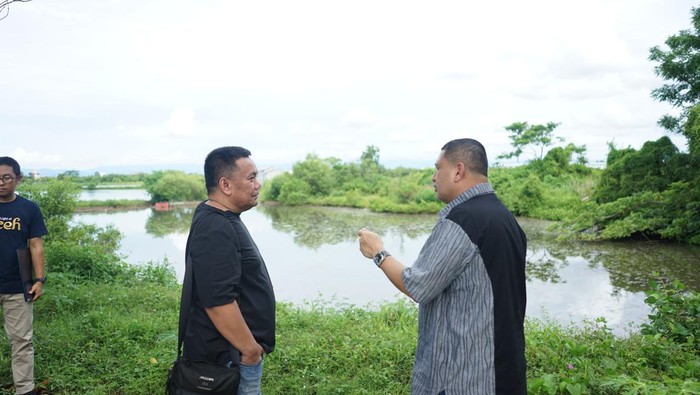 Walkot Makassar Munafri Arifuddin (Appi) meninjau lokasi pembangunan stadion di Untia bersama Dirut Jakpro Iwan Takwin.