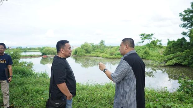 Walkot Makassar Munafri Arifuddin (Appi) meninjau lokasi pembangunan stadion di Untia bersama Dirut Jakpro Iwan Takwin.