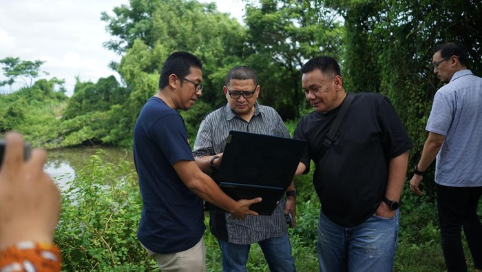 Walkot Makassar Munafri Arifuddin (Appi) meninjau lokasi pembangunan stadion di Untia bersama Dirut Jakpro Iwan Takwin.
