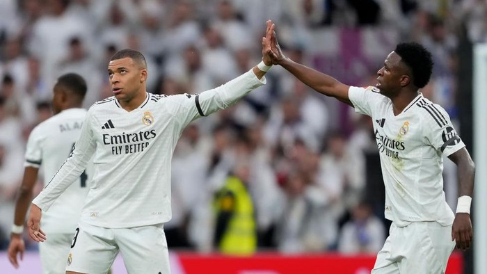  Kylian Mbappe player of Real Madrid celebrates with his teammate Vinicius Junior after scoring a goal  during the La Liga match between Real Madrid CF and Rayo Vallecano de Madrid at Estadio Santiago Bernabeu on March 09, 2025 in Madrid, Spain. (Photo by Sara Gordon/Real Madrid via Getty Images)