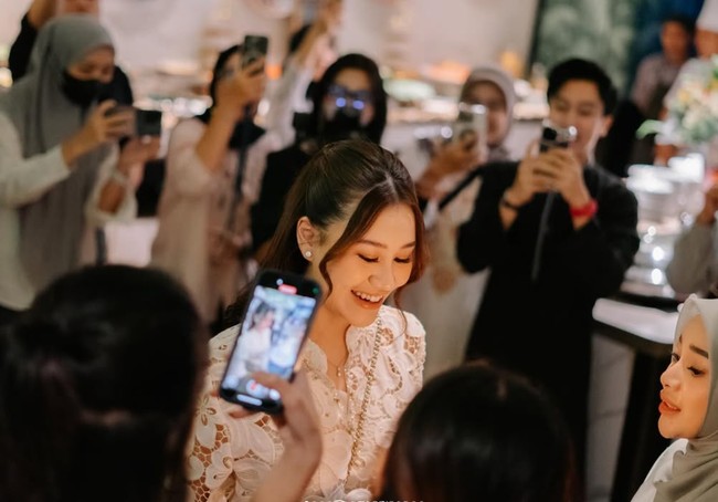 Aaliyah yang saat ini diketahui tengah hamil tampil makin cantik dan menawan. Kenakan riasan natural bernuansa kalem, pesona bumil jadi semakin terpancar. Foto: Instagram/@aaliyah.massaid