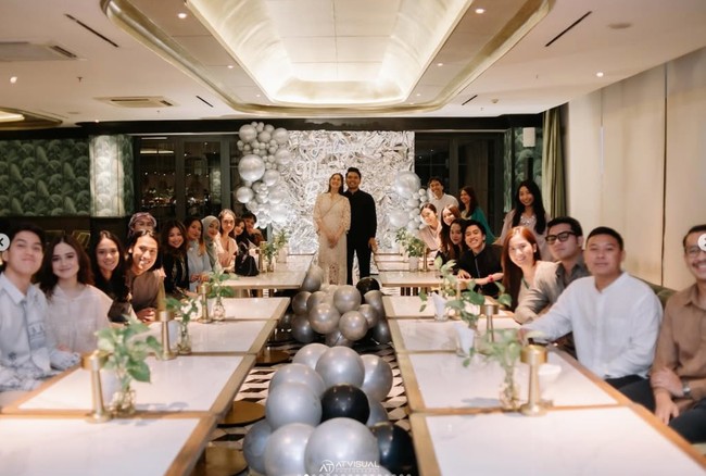 Perayaan ulang tahun tersebut tampak ramai dihadiri oleh rekan-rekan artis. Mulai dari El Rumi dan Syifa Hadju hingga Mahalini dan Rizky Febian tampak ikut hadir meramaikan acara. Foto: Instagram/@aaliyah.massaid