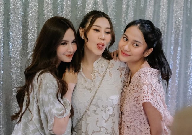 Berpose bareng Mahalini dan Azizah Salsha, Aaliyah tampil cantik dengan rambut yang terikat setengah. Kedua poni panjang di bagian kiri dan kanan rambutnya tampak sedikit dikeriting dan dibiarkan jatuh ke depan. Foto: Instagram/@aaliyah.massaid