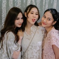 Berpose bareng Mahalini dan Azizah Salsha, Aaliyah tampil cantik dengan rambut yang terikat setengah. Kedua poni panjang di bagian kiri dan kanan rambutnya tampak sedikit dikeriting dan dibiarkan jatuh ke depan. Foto: Instagram/@aaliyah.massaid