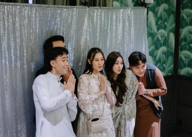 Di hari spesialnya itu Aaliyah memilih mengenakan dress putih bermotif. Seperti biasa, penampilannya selalu terlihat elegan dan memukau. Foto: Instagram/@aaliyah.massaid