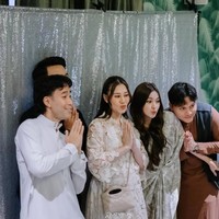 Di hari spesialnya itu Aaliyah memilih mengenakan dress putih bermotif. Seperti biasa, penampilannya selalu terlihat elegan dan memukau. Foto: Instagram/@aaliyah.massaid