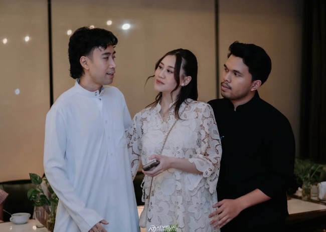 Jadi salah satu sahabat Aaliyah, Vidi Aldiano juga terlihat hadir dan turut berpose bersama Aaliyah. Tampak keduanya yang begitu akrab. Foto: Instagram/@aaliyah.massaid