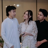 Jadi salah satu sahabat Aaliyah, Vidi Aldiano juga terlihat hadir dan turut berpose bersama Aaliyah. Tampak keduanya yang begitu akrab. Foto: Instagram/@aaliyah.massaid