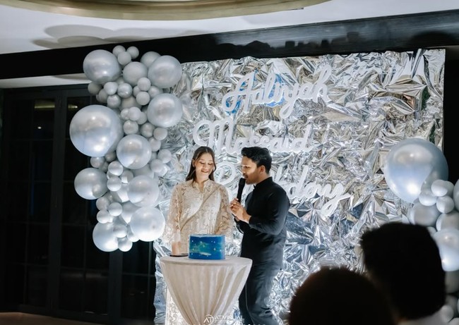 Sebagai suami siaga, Thariq yang mengenakan pakaian serba hitam itu juga tampak terus menemani istrinya. Foto: Instagram/@aaliyah.massaid