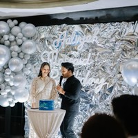 Sebagai suami siaga, Thariq yang mengenakan pakaian serba hitam itu juga tampak terus menemani istrinya. Foto: Instagram/@aaliyah.massaid