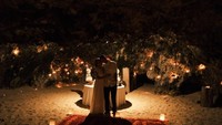Merayakan hari jadinya, pasangan Adam Rosyadi dan Agnes Mo makan malam romantis di restoran yang ada di dalam goa. Foto: Instagram @ryoshiadam