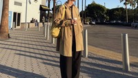 Tak kalah keren pose Adam Rosyadi yang merupakan seorang model saat menikmati kopi favoritnya di California. Foto: Instagram @ryoshiadam