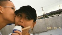 Selain itu, ada pula pose romantis Adam Rosyadi bersama pelantun Coke Bottle saat sedang menikmati es krim. Foto: Instagram @ryoshiadam