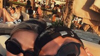 Salah satunya momen saat mereka nongkrong di sebuah beach club di Bali. Mereka berpose dengan latar belakang pengunjung beach club yang ramai. Foto: Instagram @ryoshiadam