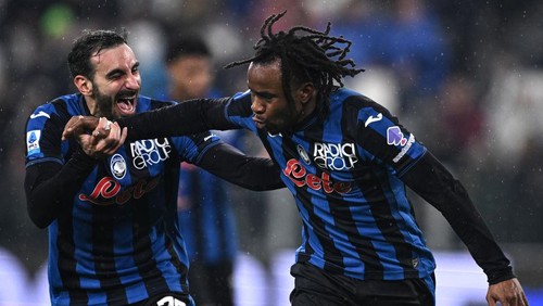 TURIN, ITALY - MARCH 09: Ademola Lookman of Atalanta celebrates his goal with Davide Zappacosta of Atalanta during the Serie A match between Juventus and Atalanta at  on March 09, 2025 in Turin, Italy. (Photo by Image Photo Agency/Getty Images)