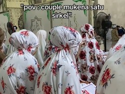 Ramadan Core, Viral Emak-emak Bestie Kompak Pakai Mukena Kembar Saat Tarawih