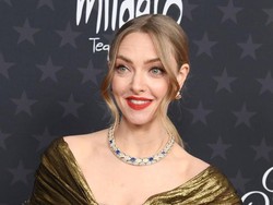 Curhat Amanda Seyfried Malafungsi Busana, Payudara Terekspos di Acara Awards