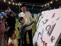 Senangnya Anak-anak Belajar Khat Kaligrafi Al-Quran di Lapangan IC Mataram