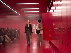 Valentino Gelar Fashion Show di Toilet Umum, Rilis Koleksi Intim nan Mewah