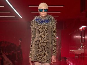 Gendernya Sempat Disorot, Anak Naomi Watts Perdana Jadi Model di PFW