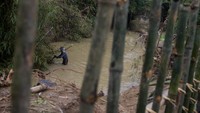 Warga bersama aparatur desa mulai membuat tanggul sementara menggantikan tanggul sepanjang 30 meter yang jebol.