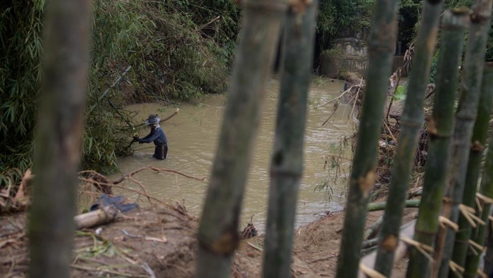 Antisipasi Banjir, Warga Cikaobandung Bikin Tanggul Sementara Warga memasang bambu dan pasir penahan di bantaran Sungai Cinangka di Cikaobandung, Purwakarta, Jawa Barat, Senin (10/3/2025). Warga bersama aparatur desa mulai membuat tanggul sementara menggantikan tanggul sepanjang 30 meter yang jebol untuk mengantisipasi terjadinya banjir luapan susulan saat intensitas hujan tinggi. ANTARA FOTO/Novrian Arbi/rwa.