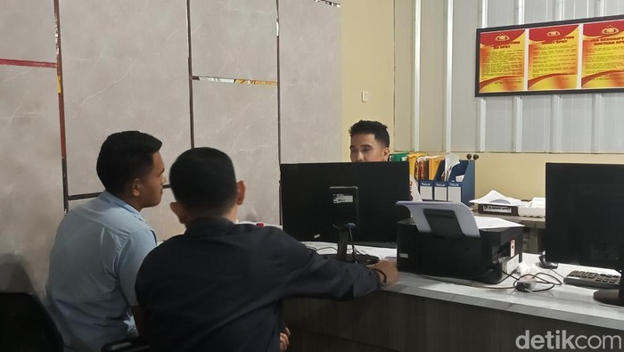 AT (31) bersama kuasa hukumnya lapor polisi usai ditipu loker di lembaga otoritas tingkat Sumsel mewakili 6 korban lainnya.