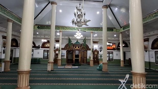 Bagian dalam Masjid Suro Palembang yang masih kokoh berdiri.