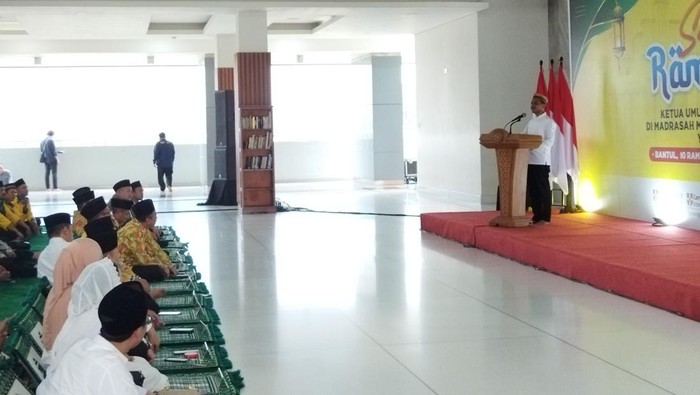 Ketum Partai Golkar Bahlil Lahadalia mengunjungi Madrasah Muallimin Muhammadiyah di Bantul, Yogyakarta, Senin (10/3/2025).