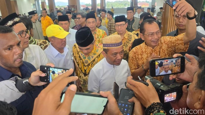 Menteri Energi dan Sumber Daya Mineral (ESDM) RI, Bahlil Lahadalia saat memberikan keterangan di Argorejo, Sedayu, Bantul, Senin (10/3/2025).