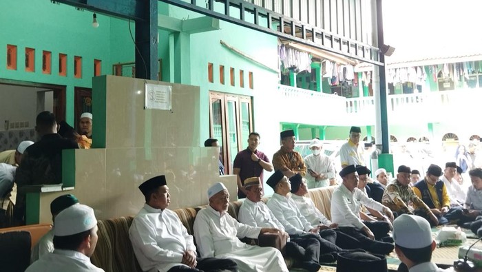 Ketum Partai Golkar Bahlil Lahadalia bersama jajaran pengurus DPP Partai Golkar melakukan safari Ramadan. Kegiatan safari Ramadan dilakukan ke Pondok Pesantren Darut Tauhid asuhan Kiai Thoifur Mawardi di Purworejo, Jawa Tengah (Jateng), Senin (10/3/2025).