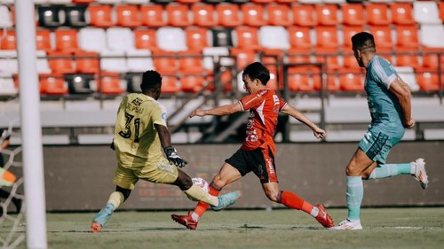 Gelandang Bali United, Mitsuru Maruoka (tengah) berusaha dijegal kiper PSBS Biak, Jhon Pigai saat pertemuan pertama kedua tim di Stadion Kapten I Wayan Dipta, 3 November 2024.