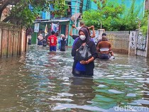 Banjir Terjang Sejumlah Ruas Jalan di Bandung