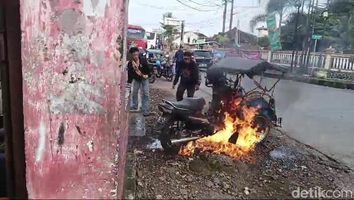 Becak motor terbakar di Tasikmalaya