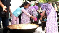 Mereka ada yang mempersiapkan tungku kayu bakar, merendam beras hingga persiapan berbagai bahan dan bumbu.  Untuk proses hingga menjadi bubur yang punya nilai cita rasa tinggi itu berbagai rempah khas untuk bubur ini membuat daya tarik sendiri para pemburu takjil ini.