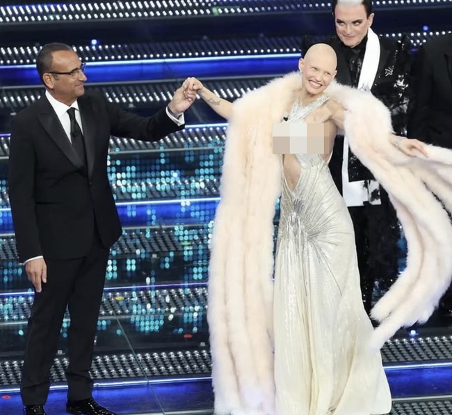 Penampilan barunya yang botak ia tunjukkan dengan percaya diri saat menghadiri Festival Musik Sanremo di Italia.  Foto: dok. Instagram @biancabalti