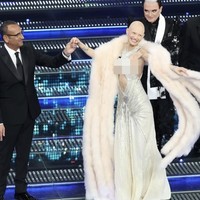 Penampilan barunya yang botak ia tunjukkan dengan percaya diri saat menghadiri Festival Musik Sanremo di Italia.  Foto: dok. Instagram @biancabalti