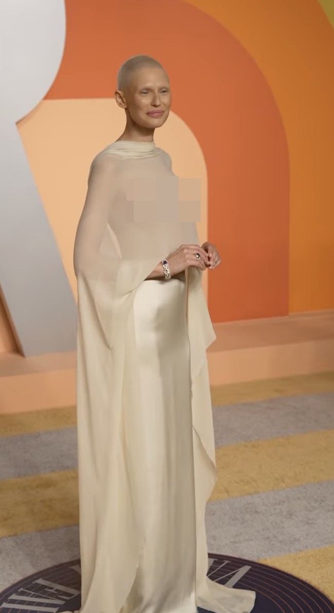 Bianca juga tampil memukau dengan gaun transparan saat hadir di pesta Oscar Vanity Fair belum lama ini.  Foto: dok. Instagram @biancabalti