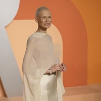 Bianca juga tampil memukau dengan gaun transparan saat hadir di pesta Oscar Vanity Fair belum lama ini.  Foto: dok. Instagram @biancabalti