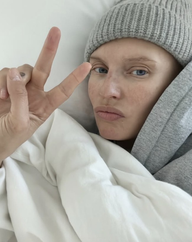 Supermodel 40 tahun itu mengumumkan bahwa dirinya didiagnosis kanker ovarium setelah mengalami sakit perut hebat. “Aku tahu aku harus bertarung, dan aku siap mengalahkan kanker ini,” tulis Bianca saat itu, sembari membagikan foto dirinya tersenyum dalam balutan baju rumah sakit.  Foto: dok. Instagram @biancabalti