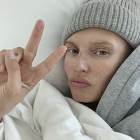 Supermodel 40 tahun itu mengumumkan bahwa dirinya didiagnosis kanker ovarium setelah mengalami sakit perut hebat. “Aku tahu aku harus bertarung, dan aku siap mengalahkan kanker ini,” tulis Bianca saat itu, sembari membagikan foto dirinya tersenyum dalam balutan baju rumah sakit.  Foto: dok. Instagram @biancabalti