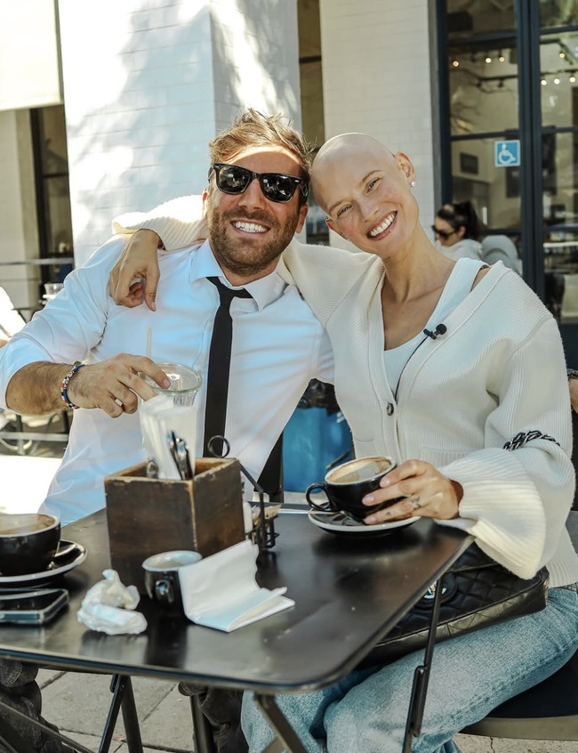 “Dengan cara tertentu, kehilangan rambut justru memberiku kekuatan. Aku tidak lagi bersaing menjadi gadis paling cantik atau paling glamor. Semua lapisan penghalang itu lenyap. Aku tak punya apa-apa lagi untuk dibuktikan,” akunya bersemangat.  Foto: dok. Instagram @biancabalti