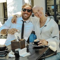 “Dengan cara tertentu, kehilangan rambut justru memberiku kekuatan. Aku tidak lagi bersaing menjadi gadis paling cantik atau paling glamor. Semua lapisan penghalang itu lenyap. Aku tak punya apa-apa lagi untuk dibuktikan,” akunya bersemangat.  Foto: dok. Instagram @biancabalti