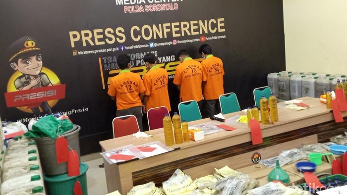 Empat pria di Kabupaten Boalemo, Gorontalo, ditangkap gegara mengemas ulang minyak goreng rakyat atau Minyakita lalu dijual di atas harga eceran tertinggi (HET).
