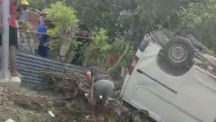Kecelakaan lalu lintas terjadi antara sebuah mobil dan sepeda motor di Kabupaten Bone, Sulawesi Selatan (Susel).