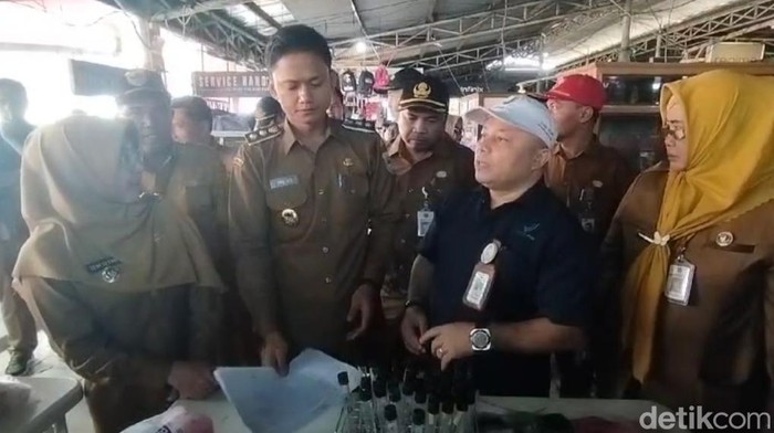 BPOM Serang dan Pemkab melakukan sidak dan uji bahan makanan di Pasar Badak Pandeglang. Agar-agar hingga teri nasi ditemukan mengandung formalin. (Aris Rivaldo/detikcom)