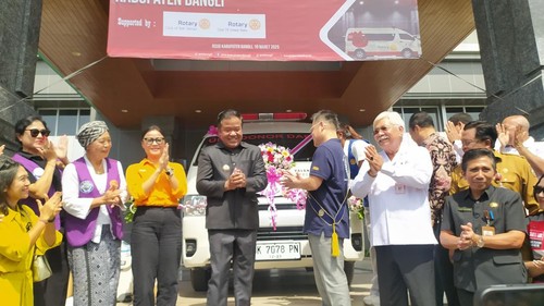 Bupati Bangli, Sang Nyoman Sedana Arta, menerima bantuan satu mobil donor darah beserta kelengkapannya dari Rotary Club Bali Taman di halaman Rumah Sakit Umum Daerah (RSUD) Bangli, Senin (10/3/2025). (Dok. Pemkab Bangli)